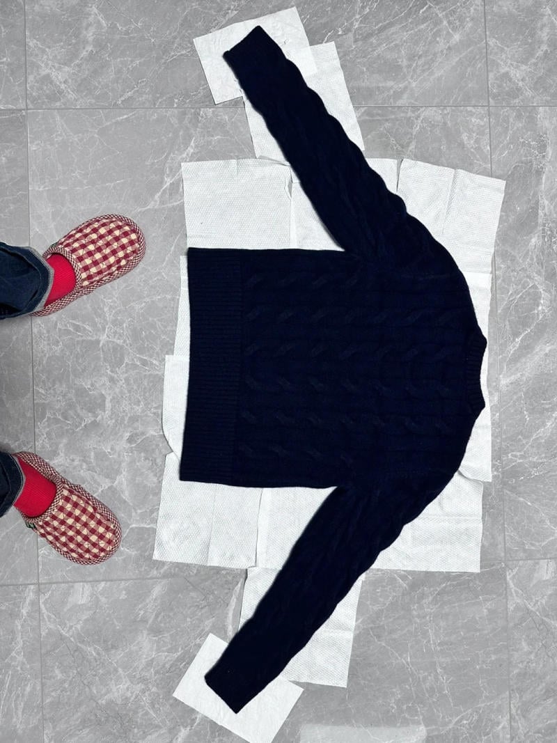 Cách Phơi Áo Len Đúng Cách Giữ Form Bền Đẹp 5 Định hình áo len trước khi phơi