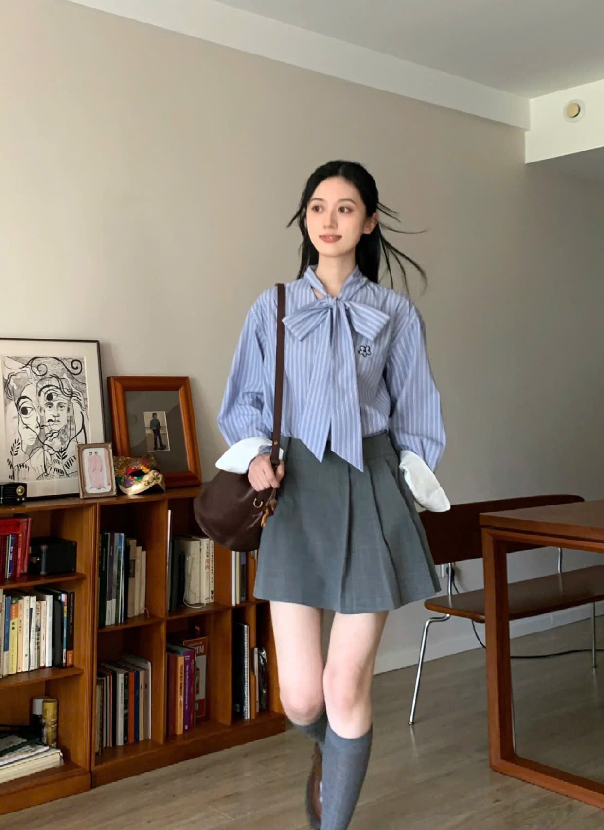 20+ Cách Phối Đồ Với Áo Sơ Mi Kẻ Sọc Nữ Hack Dáng Sành Điệu 4 Phong cách layer với áo sơ mi kẻ sọc nữ