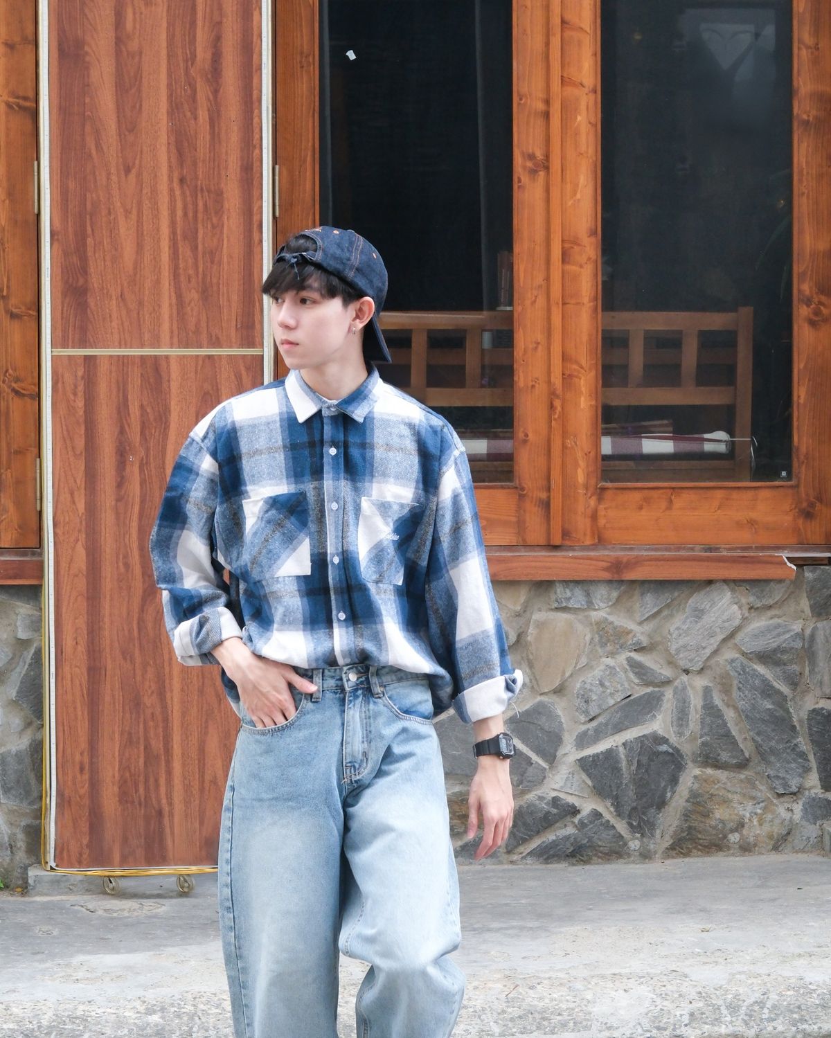 Áo sơ mi kẻ sọc và quần kaki