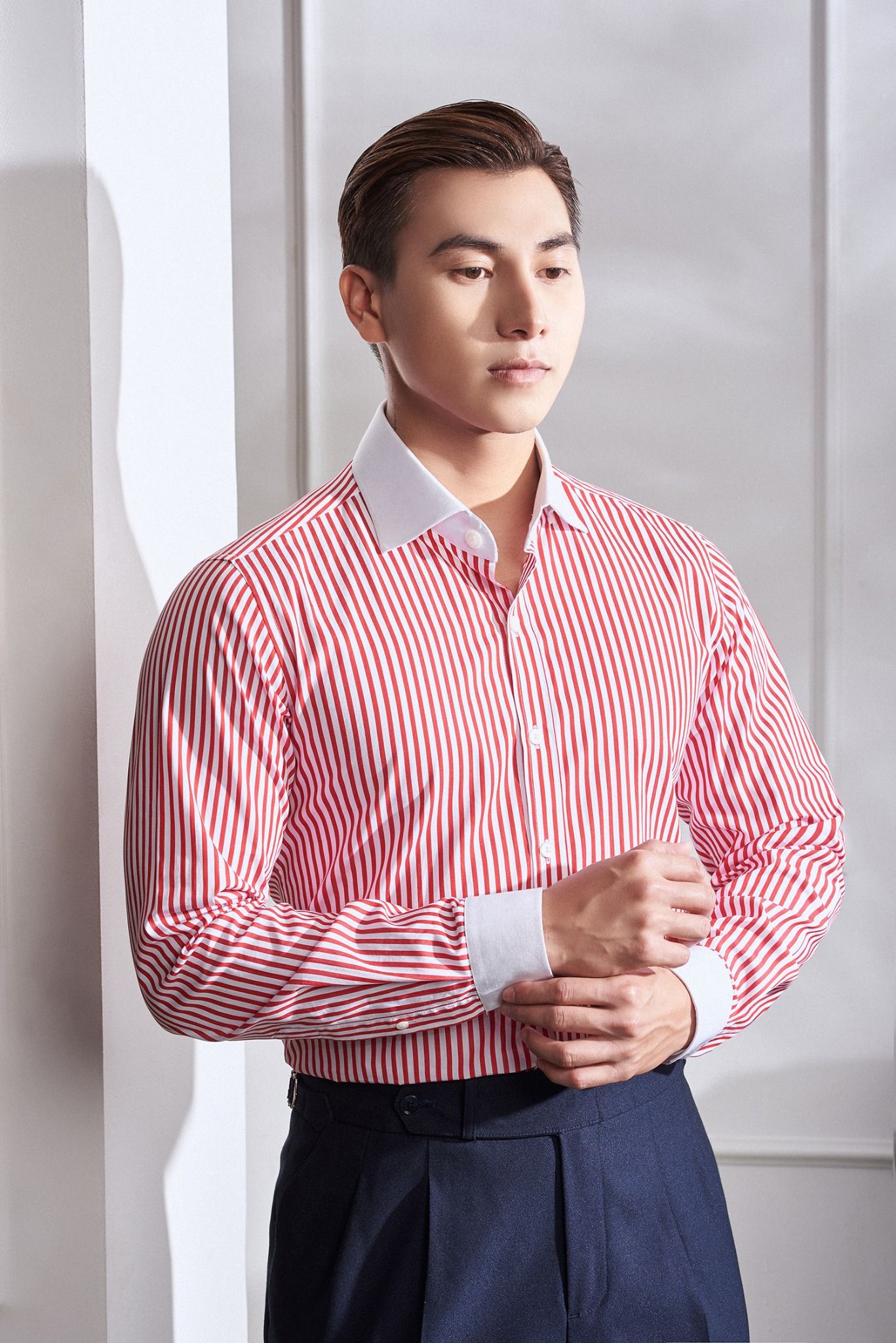 Phối đồ với áo sơ mi kẻ sọc nam và quần tây