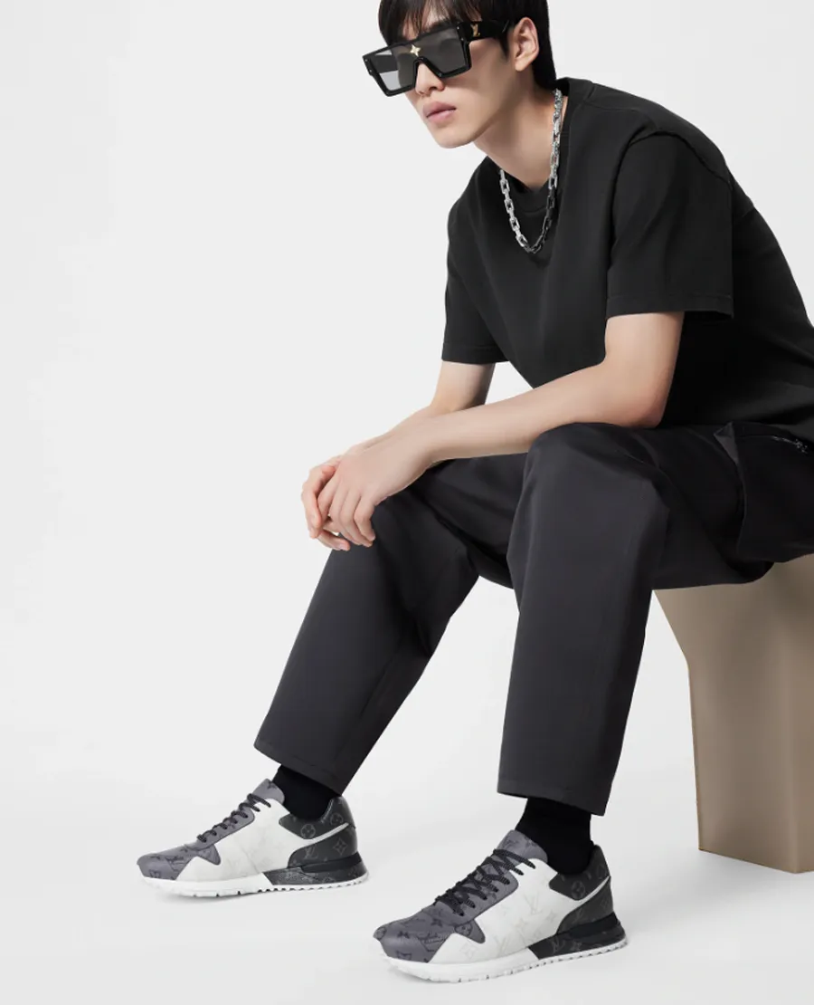Giày LV Trainer phối đồ nam theo phong cách layer cá tính.