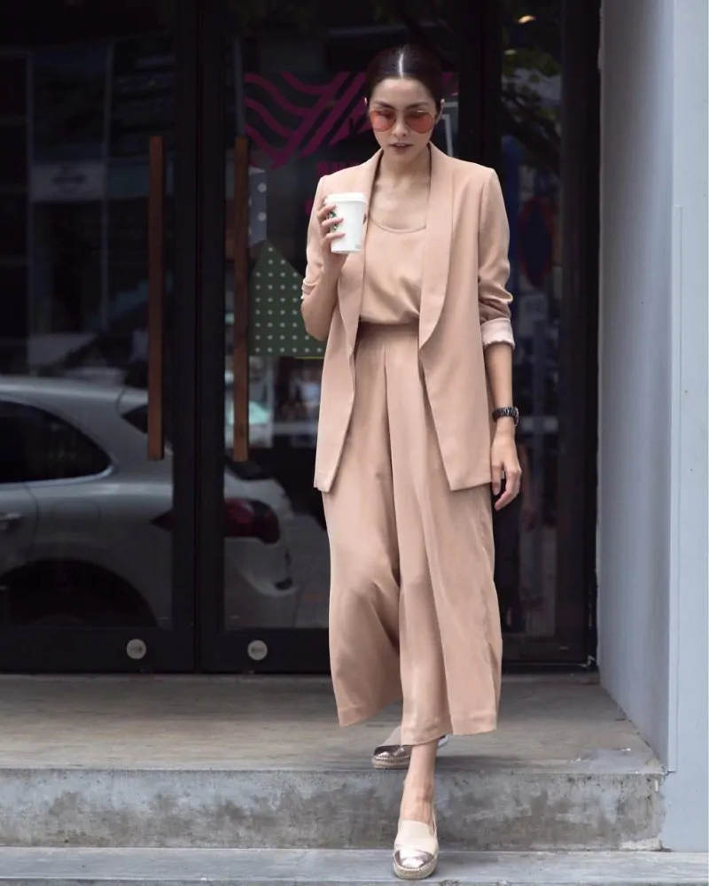 Phối áo blazer với quần ống rộng đen