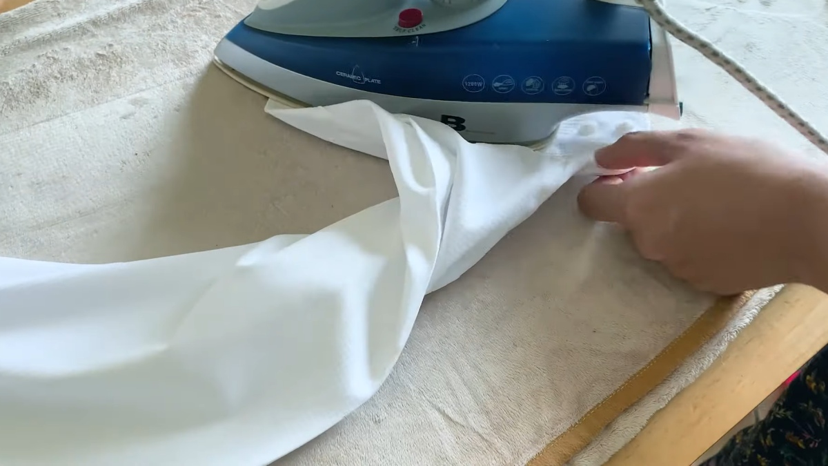 Cách Ủi Áo Sơ Mi Phẳng Lì Nhanh Gọn Tại Nhà 2 cách ủi cổ áo sơ mi