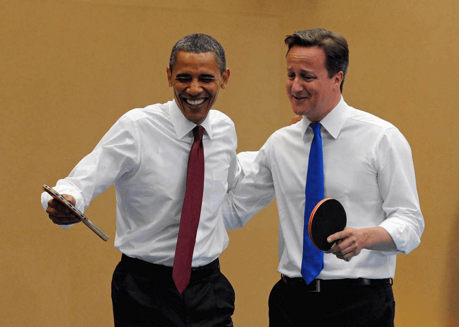 Cách xắn tay áo sơ mi nữ đơn giản