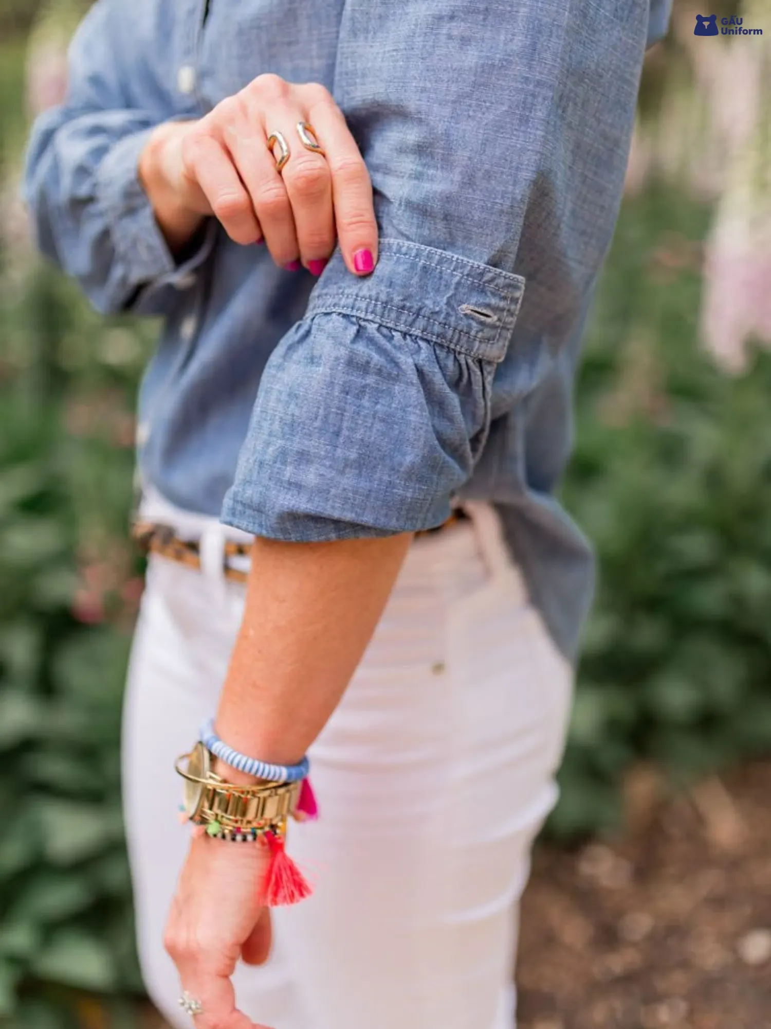 Hướng dẫn cách xắn tay áo sơ mi nữ kiểu cổ điển