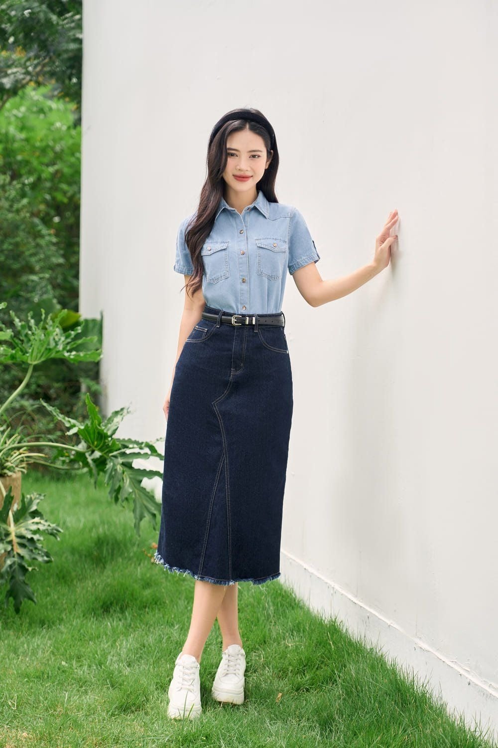 Phối đồ cho người bụng to với chân váy jean