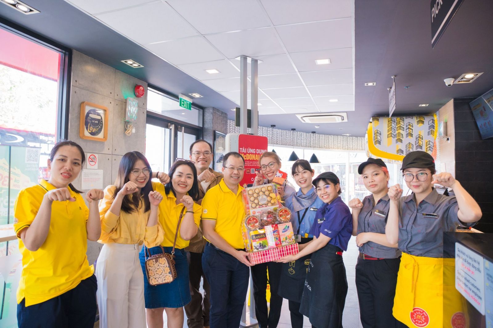 Đồng Phục McDonald's Bí Quyết Tạo Dựng Thương Hiệu Đỉnh Cao 4 đồng phục nhân viên mcdonald's