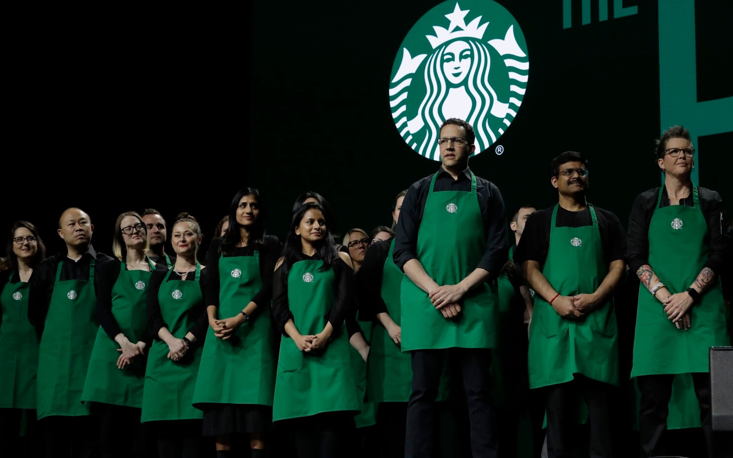 Đồng Phục Starbucks Giải Mã Ý Nghĩa Và Các Mẫu Chuẩn 4 đồng phục starbucks tạp dề đen