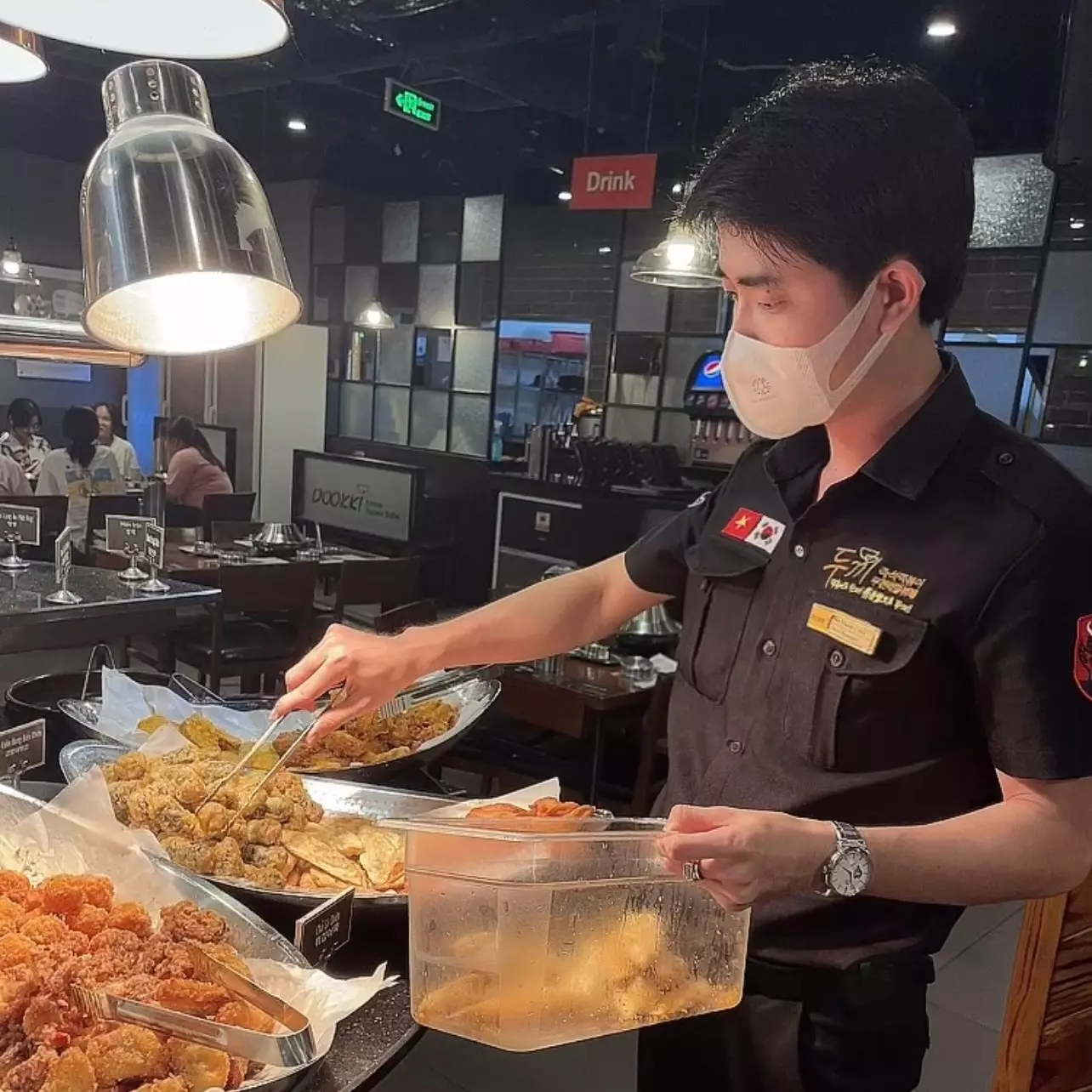 Đồng phục Dookki Bí quyết xây dựng thương hiệu F&B 5 Thiết kế đồng phục nhân viên Dookki