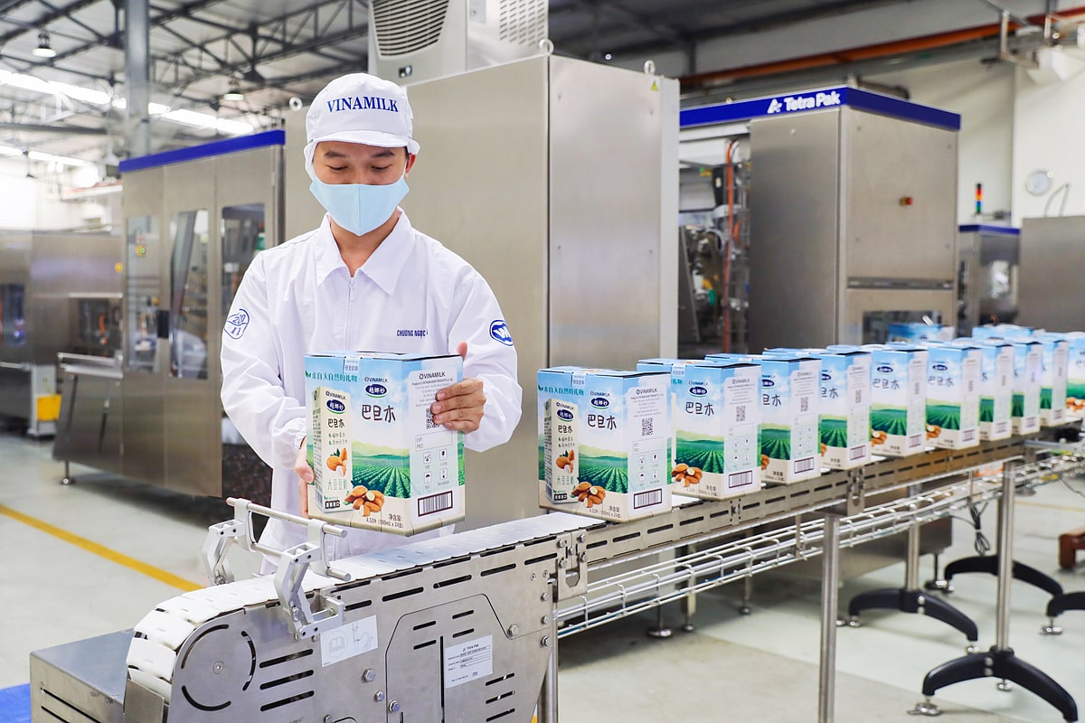 Đồng Phục Vinamilk Phân Tích Chi Tiết Từ A-Z 4 Nhân viên trong bộ đồng phục Vinamilk mới