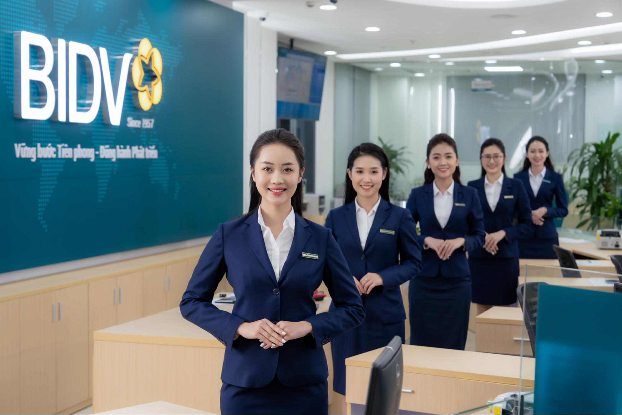 Đồng phục BIDV với áo gile và sơ mi trắng