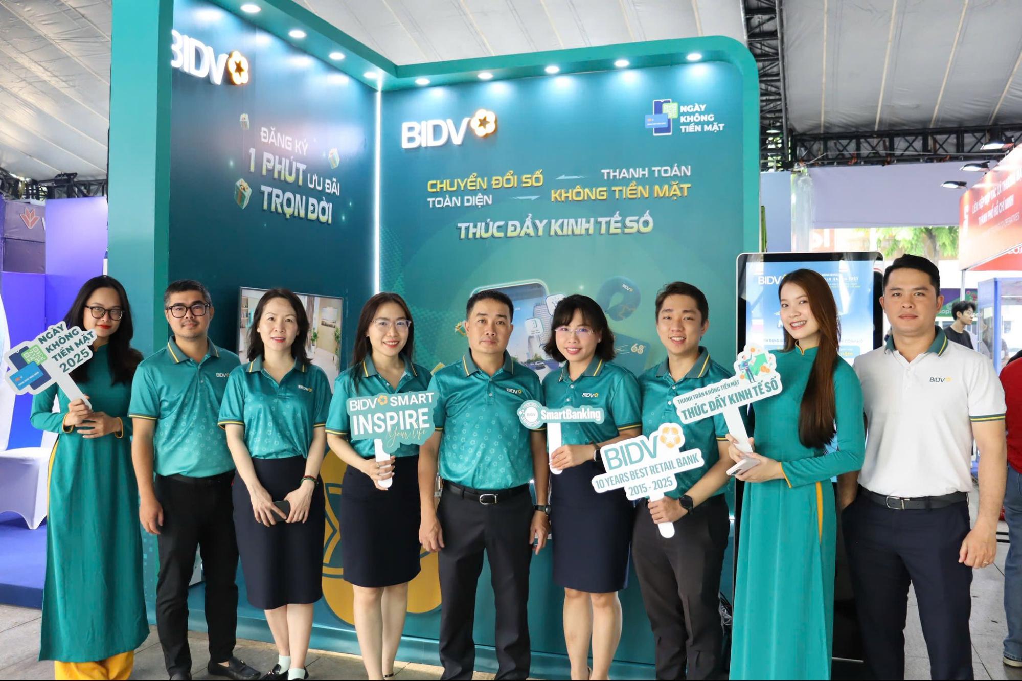 Áo dài đồng phục BIDV duyên dáng