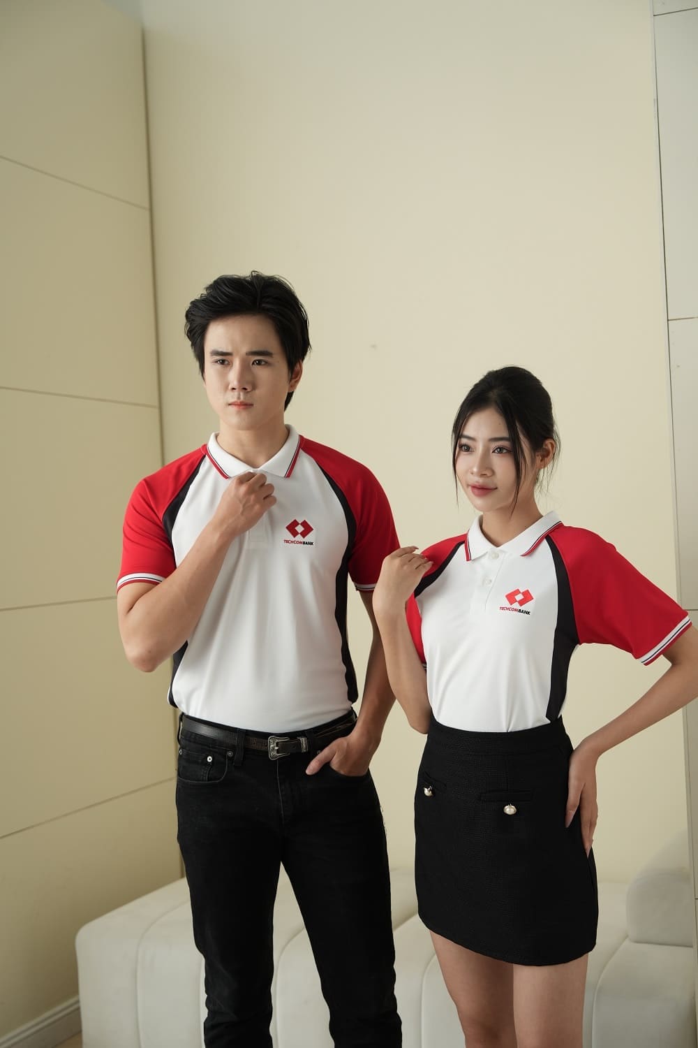 Mẫu đồng phục techcombank cho giao dịch viên nữ