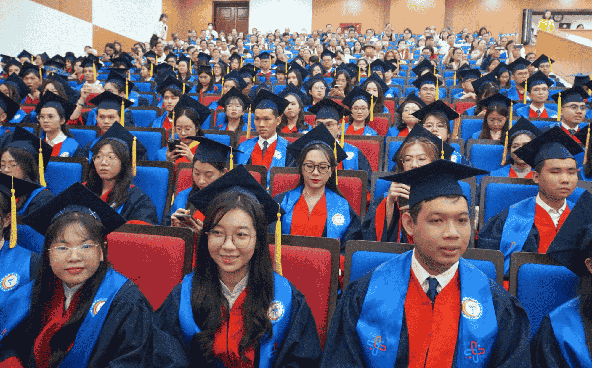 Tất Tần Tật Về Đồng Phục Đại Học Y Dược Cần Thơ 4 Sinh viên y dược cần thơ trong giờ học