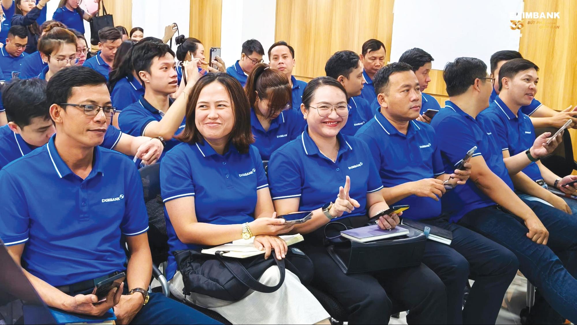 Đồng Phục Eximbank Phân Tích Thiết Kế Chuyên Sâu Từ Cocolu 2 Mẫu áo sơ mi đồng phục Eximbank cho nhân viên nữ