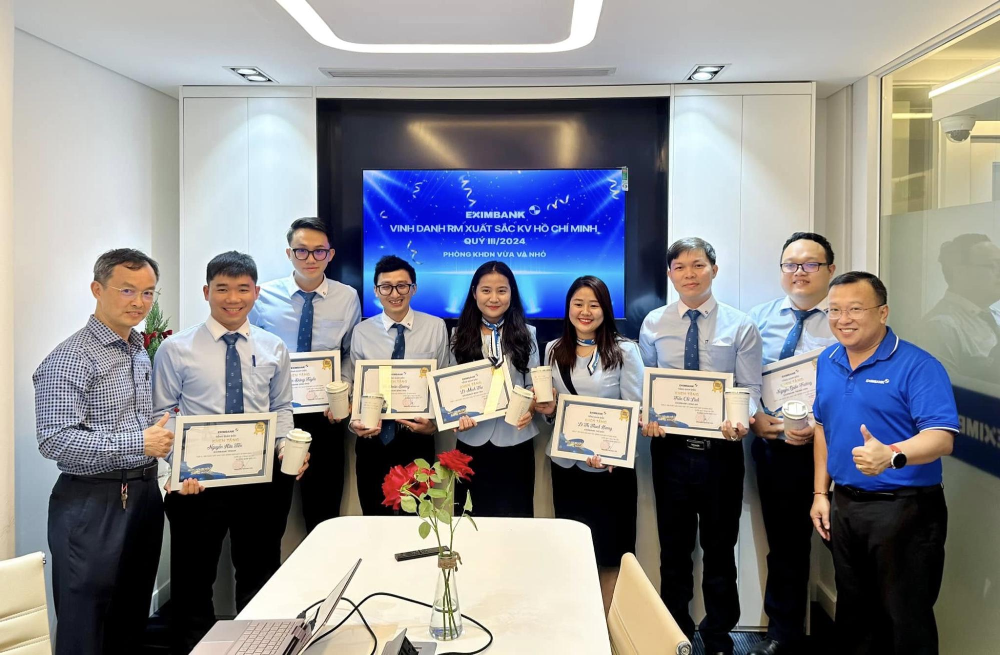 Đồng Phục Eximbank Phân Tích Thiết Kế Chuyên Sâu Từ Cocolu 3 Đồng phục vest Eximbank cho cấp quản lý