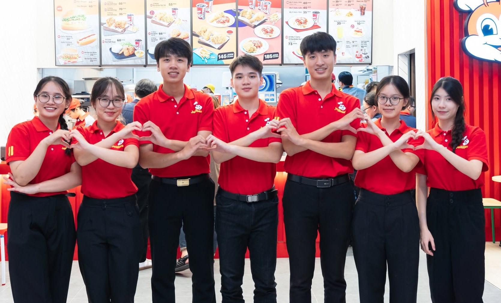 Khám Phá Đồng Phục Jollibee Và Nơi Đặt May Uy Tín 5 Mẫu đồng phục Jollibee cho nhân viên và quản lý