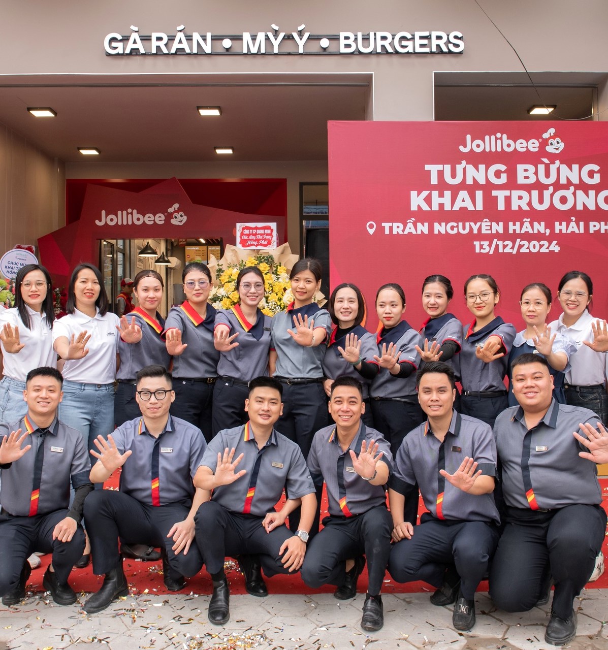Khám Phá Đồng Phục Jollibee Và Nơi Đặt May Uy Tín 4 Áo thun đồng phục Jollibee