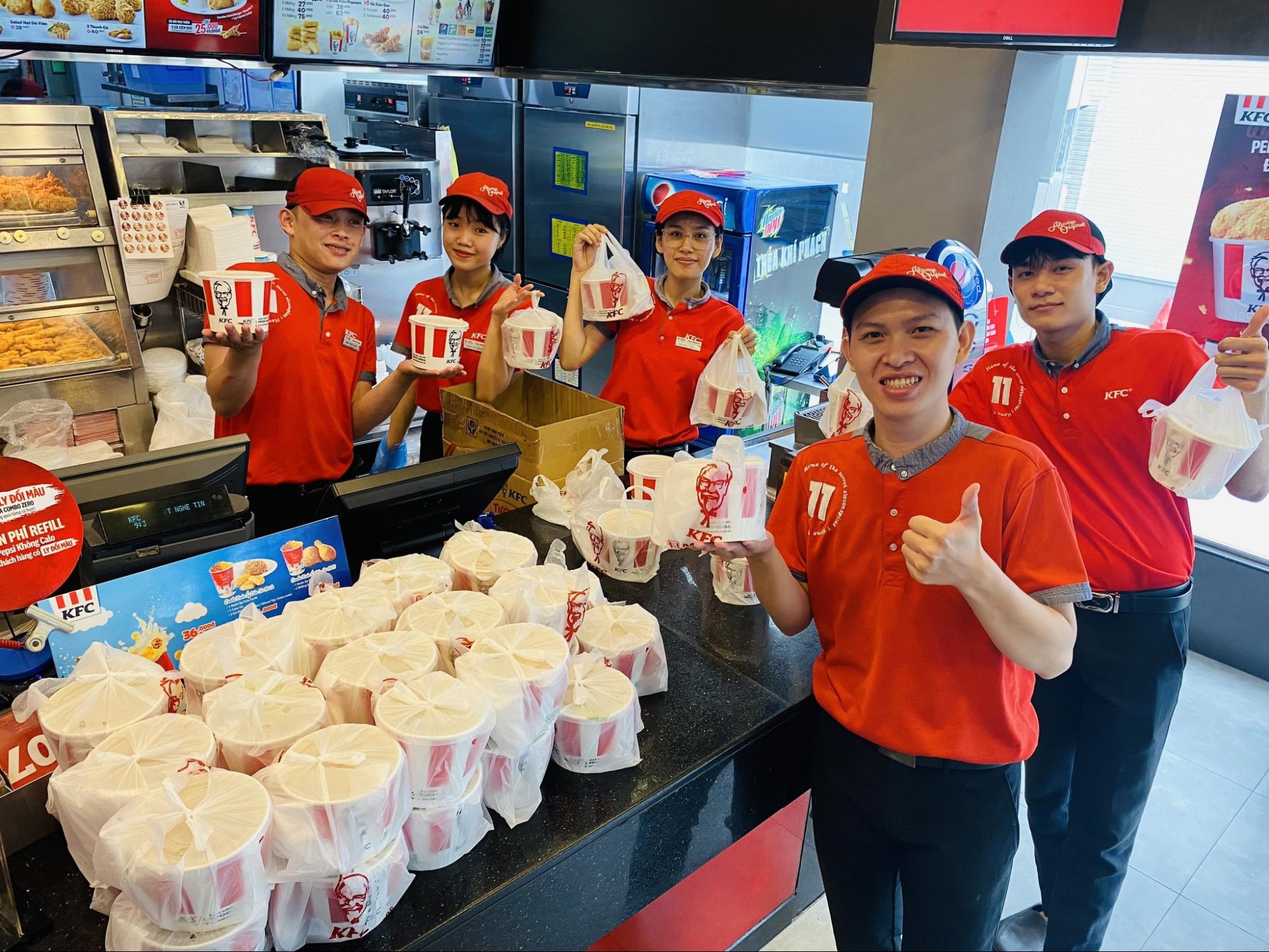 Đồng Phục KFC Chuẩn Mẫu & Địa Chỉ Xưởng May Uy Tín 3 Áo thun đồng phục KFC