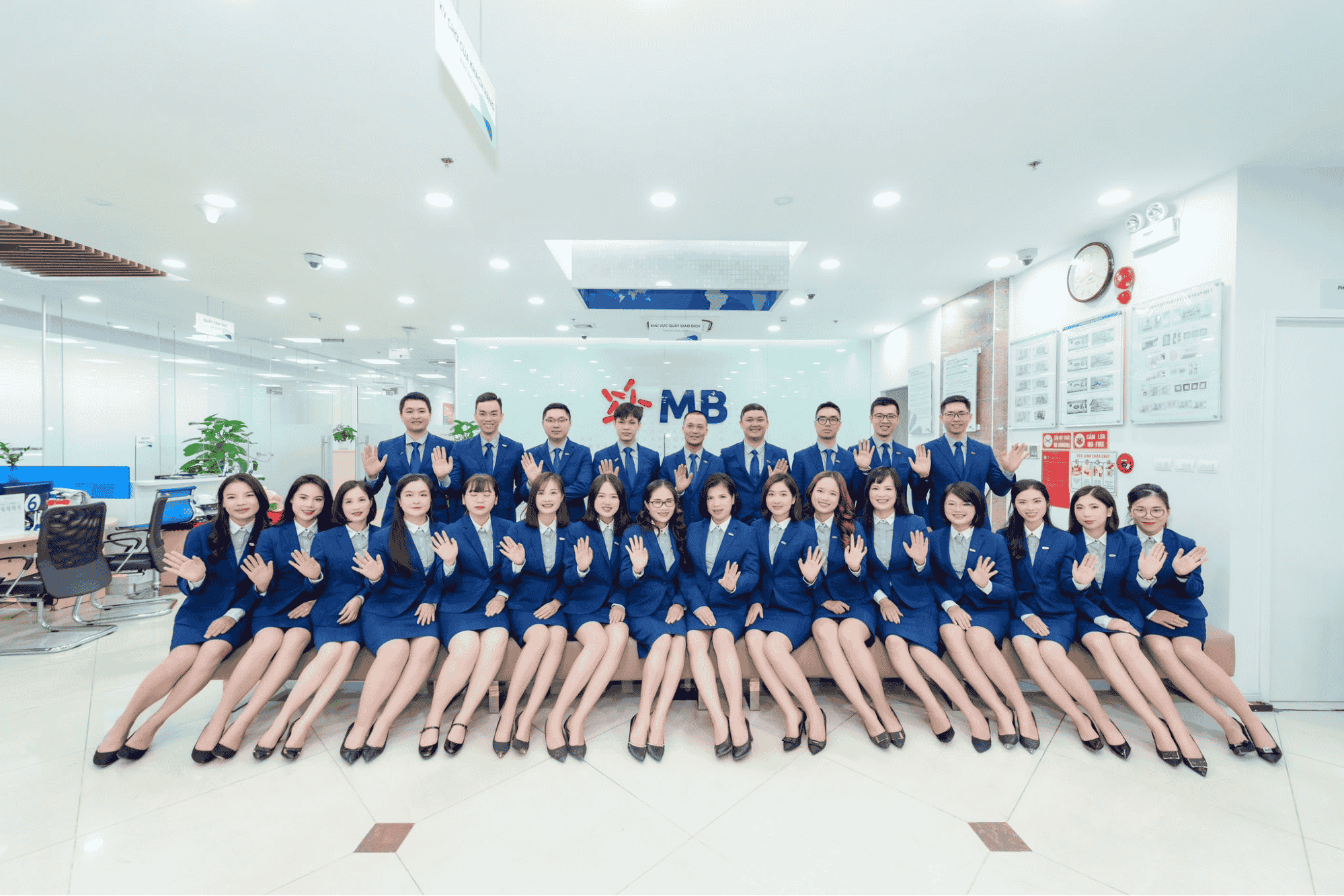 Đồng Phục MB Bank Phân Tích Thiết Kế và Địa Chỉ May Uy Tín 2 đồng phục nam mb bank