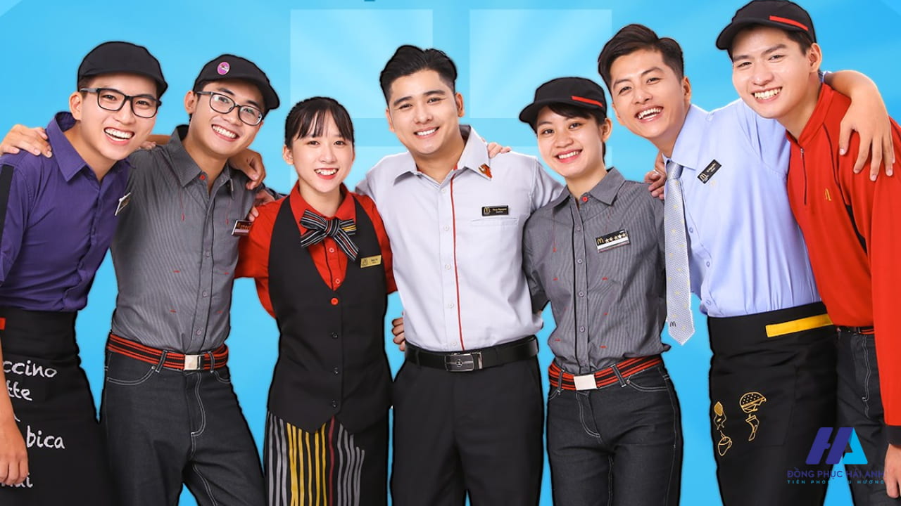Đồng Phục McDonald's Bí Quyết Tạo Dựng Thương Hiệu Đỉnh Cao 2 đồng phục mcdonald's hiện đại