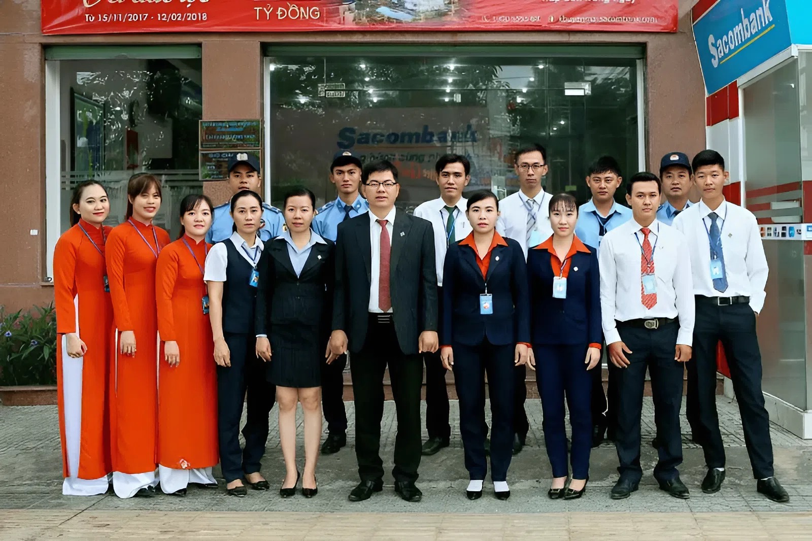 Áo dài đồng phục Sacombank truyền thống
