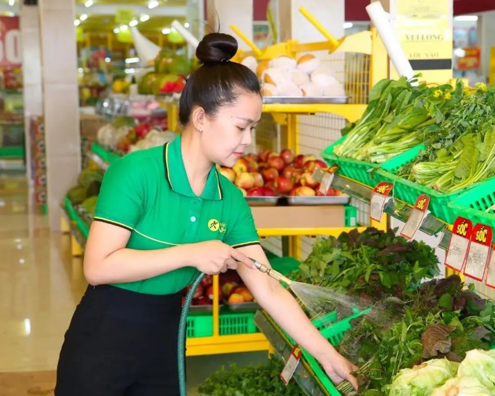 Đồng Phục Bách Hóa Xanh Giải Mã Thiết Kế Và Kinh Nghiệm May 4 Nhân viên trong đồng phục Bách Hóa Xanh