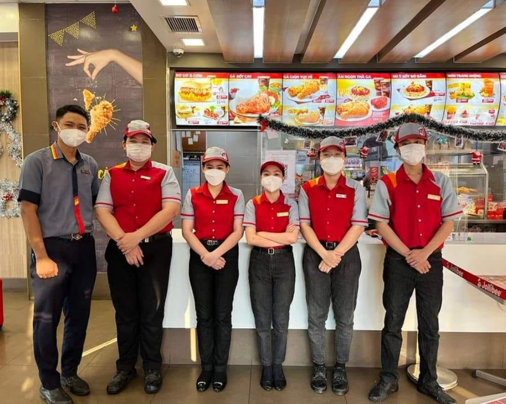Khám Phá Đồng Phục Jollibee Và Nơi Đặt May Uy Tín 2 Đồng phục nhân viên Jollibee chính thức