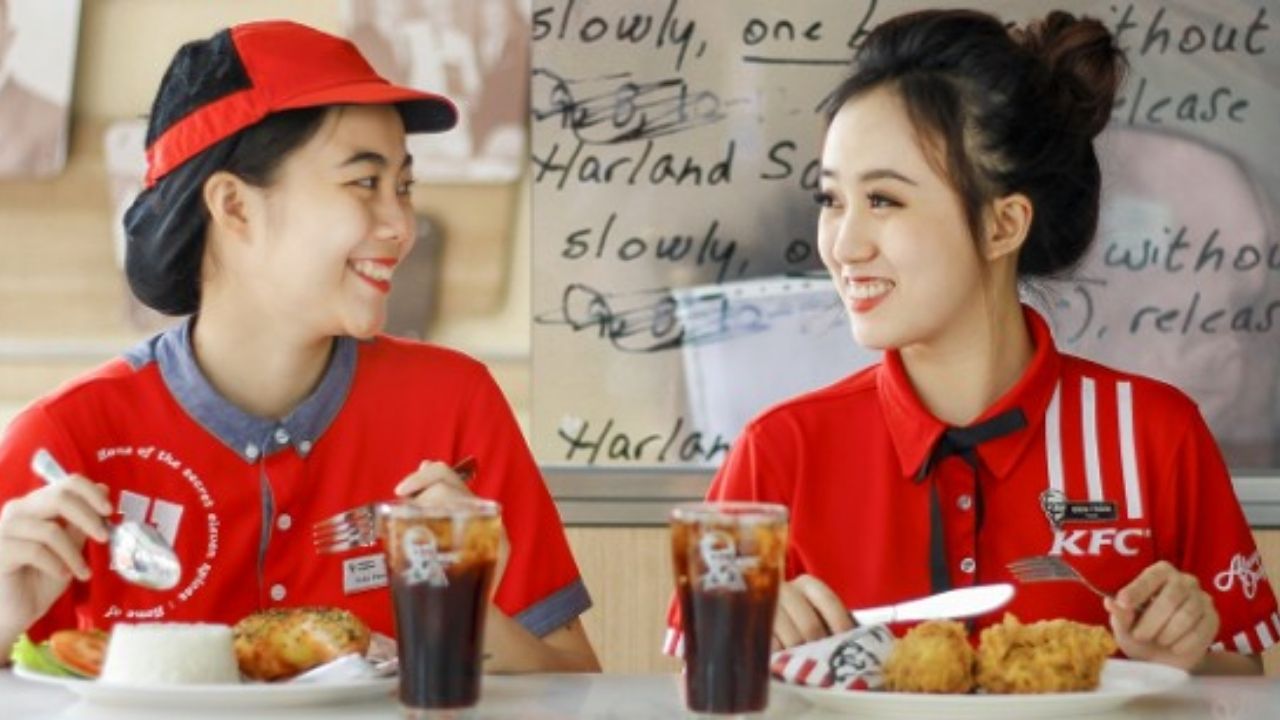 Đồng Phục KFC Chuẩn Mẫu & Địa Chỉ Xưởng May Uy Tín 4 Đồng phục nhân viên KFC