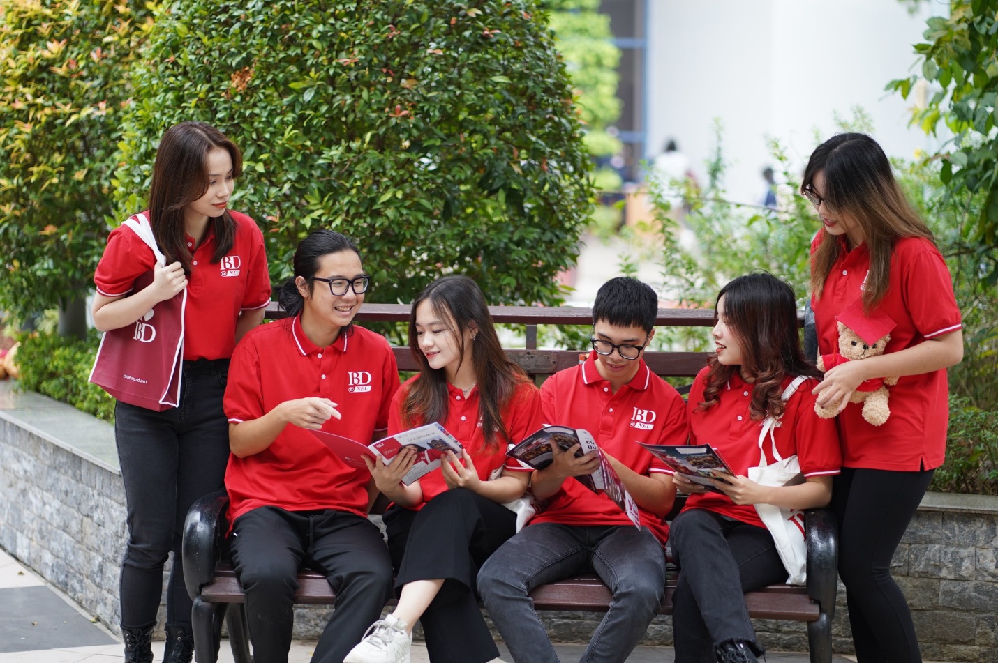 Đồng Phục NEU Mẫu Mới, Bảng Giá và Nơi Mua Uy Tín 2 Sinh viên NEU trong đồng phục