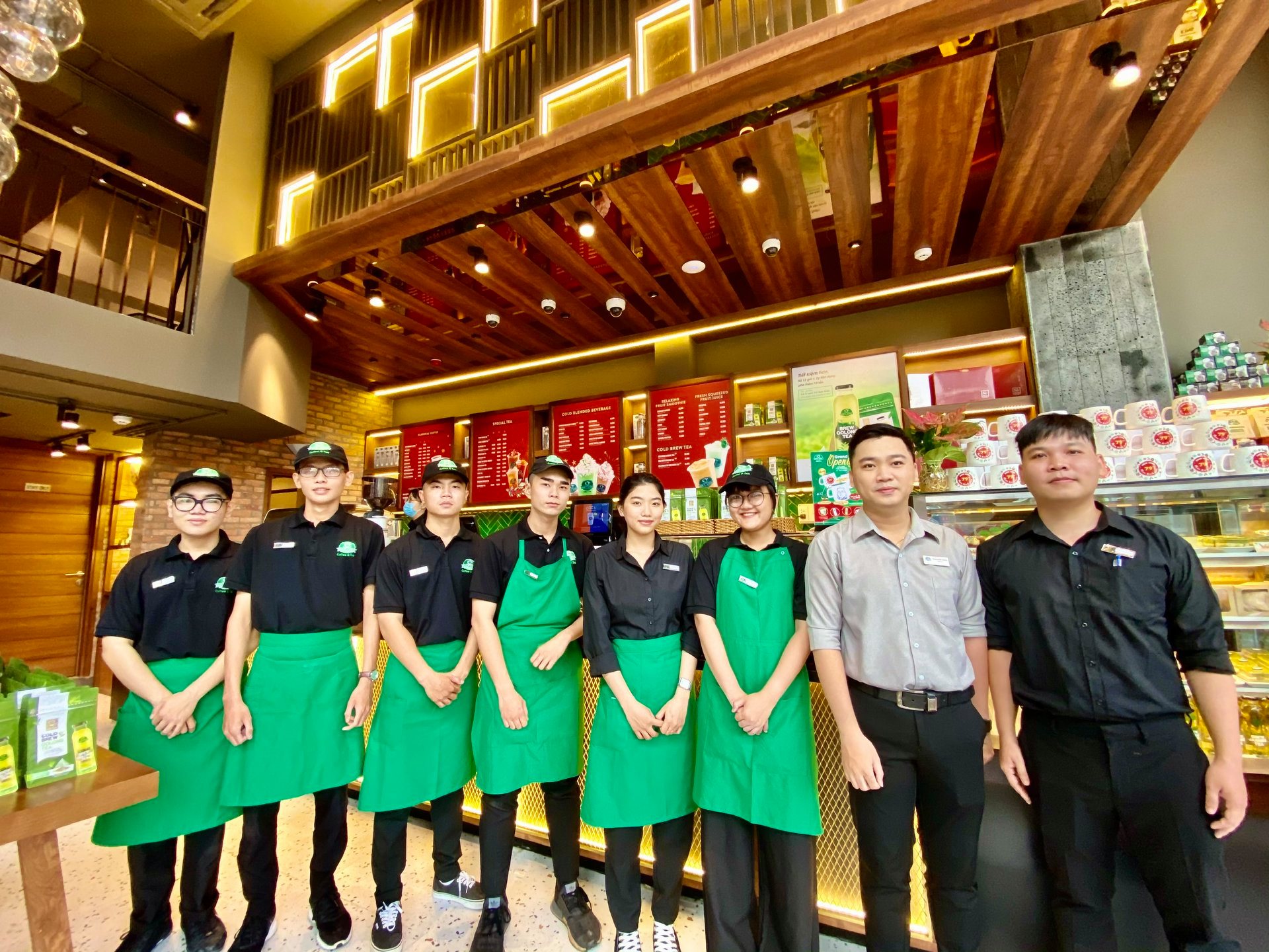 Giải Mã Đồng Phục Phúc Long Thiết Kế Và Chất Liệu 2 Đồng phục Phúc Long chuyên nghiệp