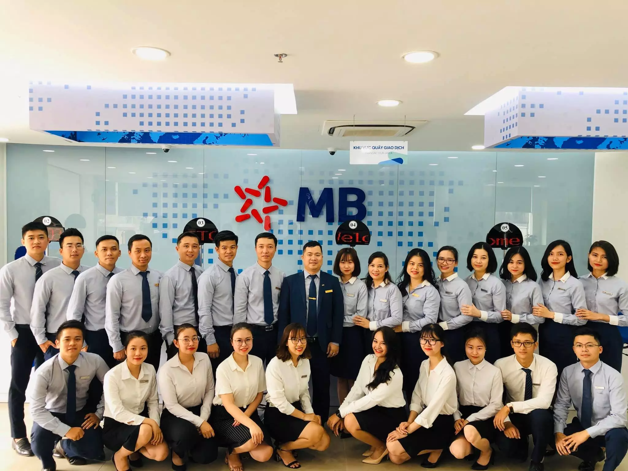 Đồng Phục MB Bank Phân Tích Thiết Kế và Địa Chỉ May Uy Tín 4 áo sơ mi đồng phục mb bank
