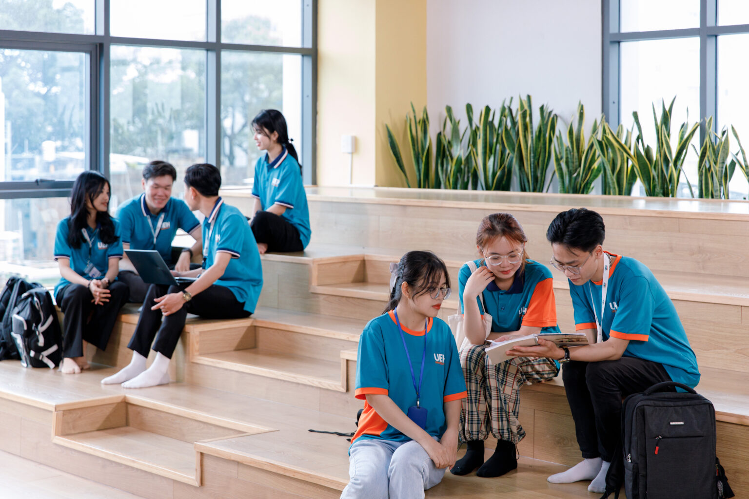 Đồng Phục UEH Quy Định, Bảng Giá & Cách Phối Đồ 2 Áo sơ mi đồng phục UEH