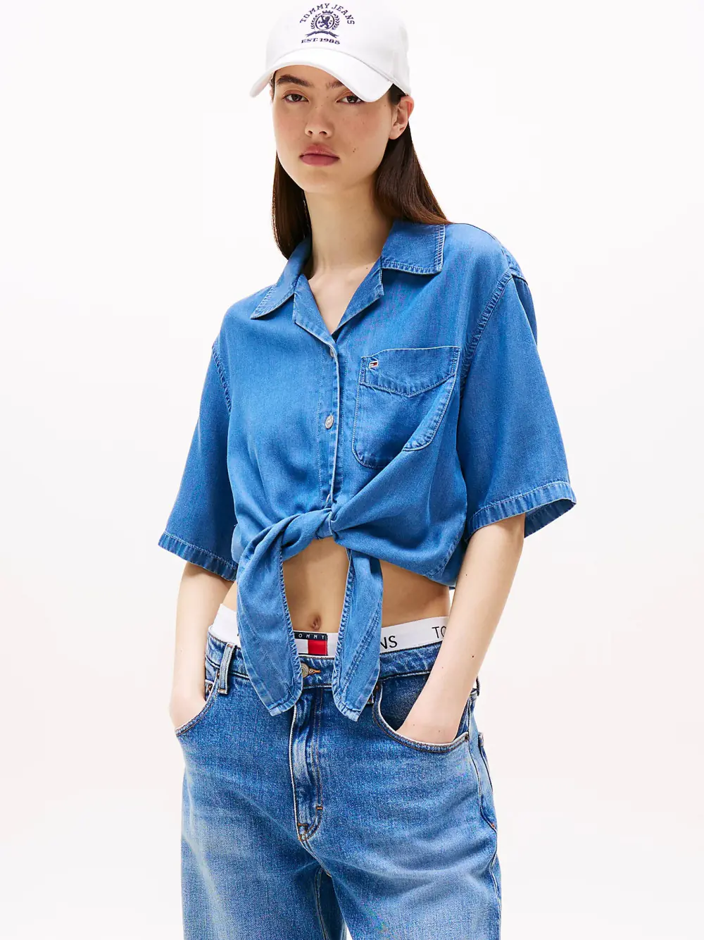 Cách buộc vạt áo sơ mi nữ trắng đơn giản