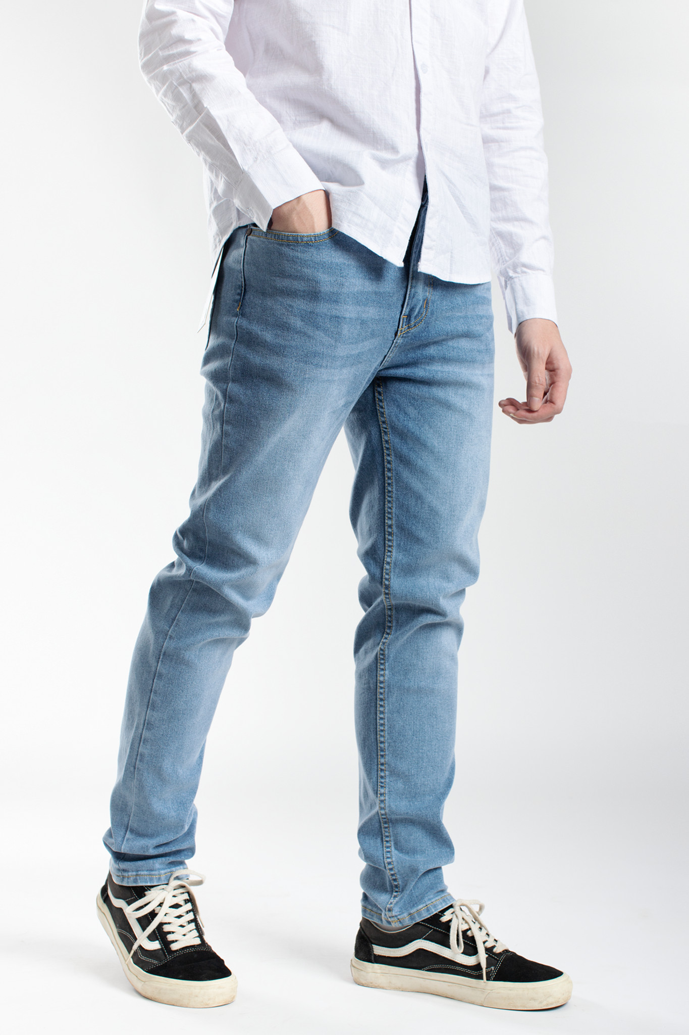 Form Slim Fit Là Gì? Bí Quyết Chọn & Phối Đồ Tôn Dáng 5 Áo sơ mi slim fit nữ