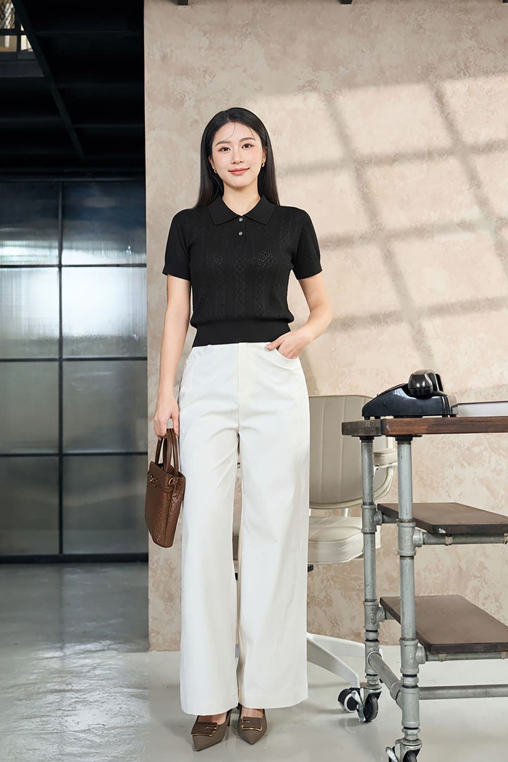Áo polo nữ phối với quần ống rộng