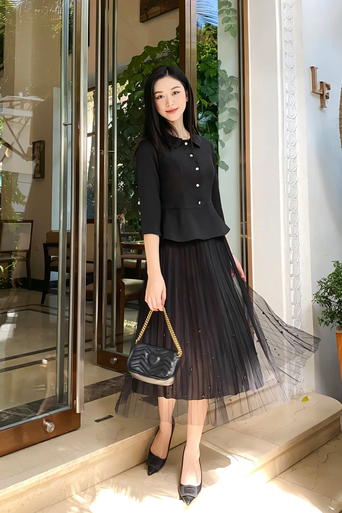 Phối đồ với chân váy xếp ly dài màu đen công sở