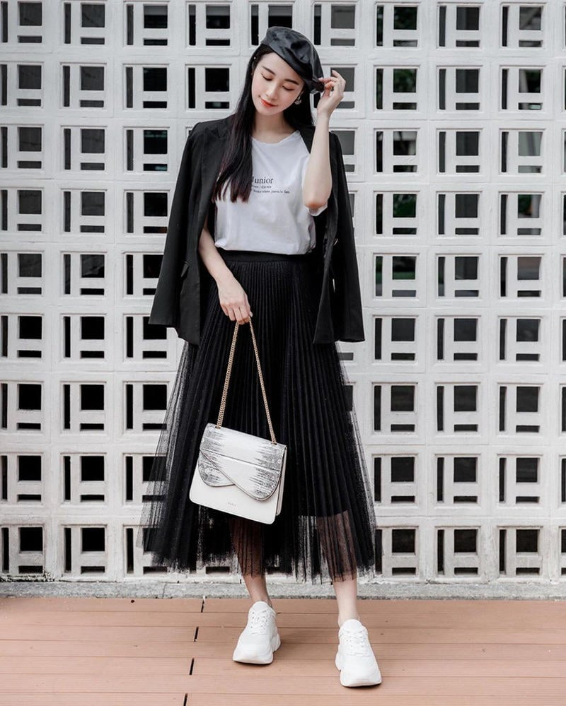 Chân váy xếp ly dài màu đen mặc với áo len