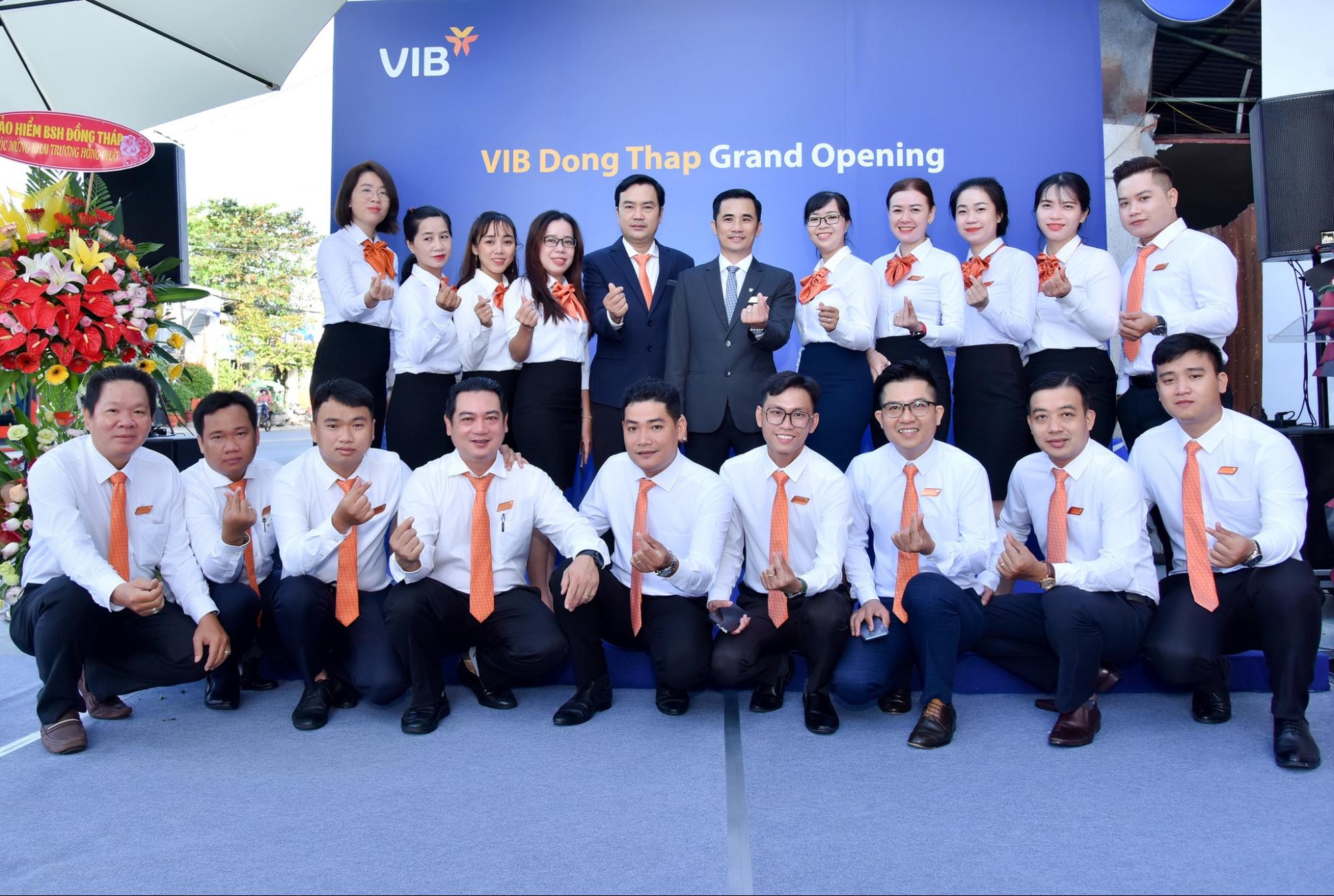 Trọn Bộ Đồng Phục VIB Và Kinh Nghiệm Chọn Xưởng May 2 Đồng phục giao dịch viên VIB thanh lịch