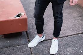 phối đồ với giày trắng và quần jeans