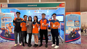 Tài xế trong trang phục đồng phục AhaMove
