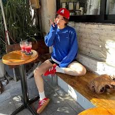 15+ Cách Phối Đồ Với Giày Samba Nữ Nâng Tầm Phong Cách 5 Outfit với giày samba và quần short năng động