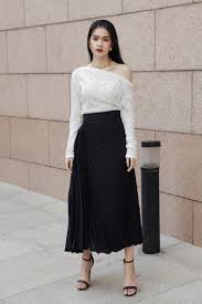 Phối đồ với chân váy xếp ly dài màu đen và áo thun