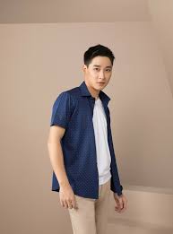 15+ Cách Phối Áo Thun Sơ Mi Sành Điệu Chuẩn Stylist 2 Áo thun phối sơ mi và quần jeans