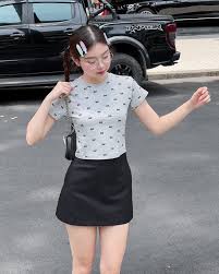 Phối đồ với chân váy đen chữ a và áo blazer