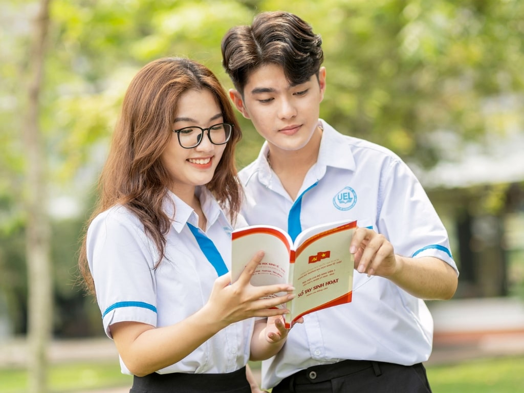 Logo UEL trên đồng phục