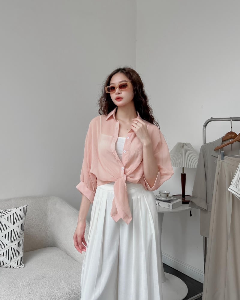 Các kiểu buộc vạt áo sơ mi sọc xanh