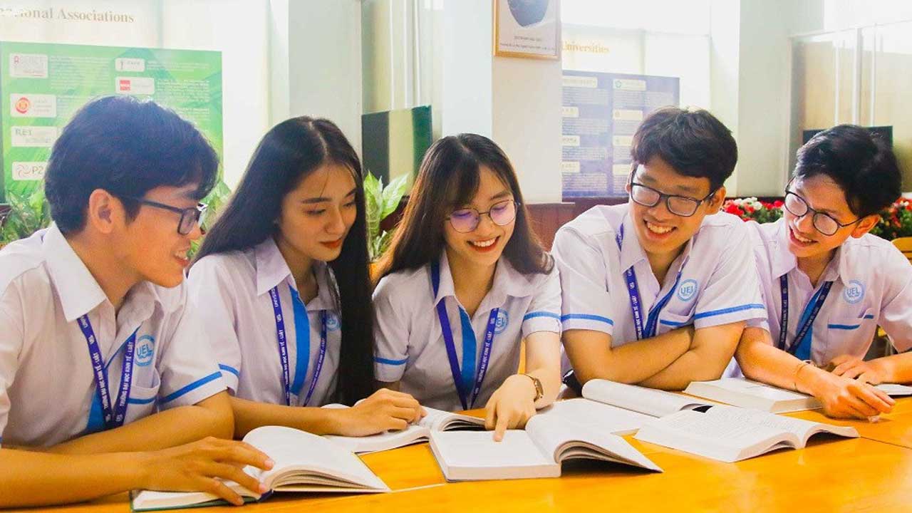 Quy định mặc đồng phục UEL