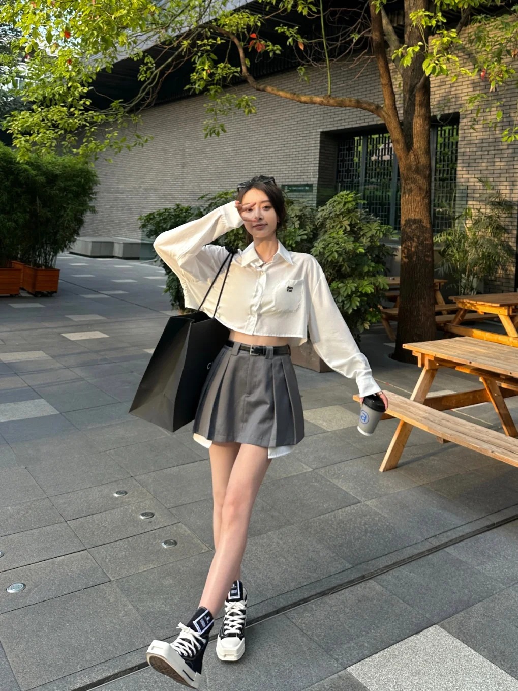 Phối croptop với áo sơ mi và chân váy tennis