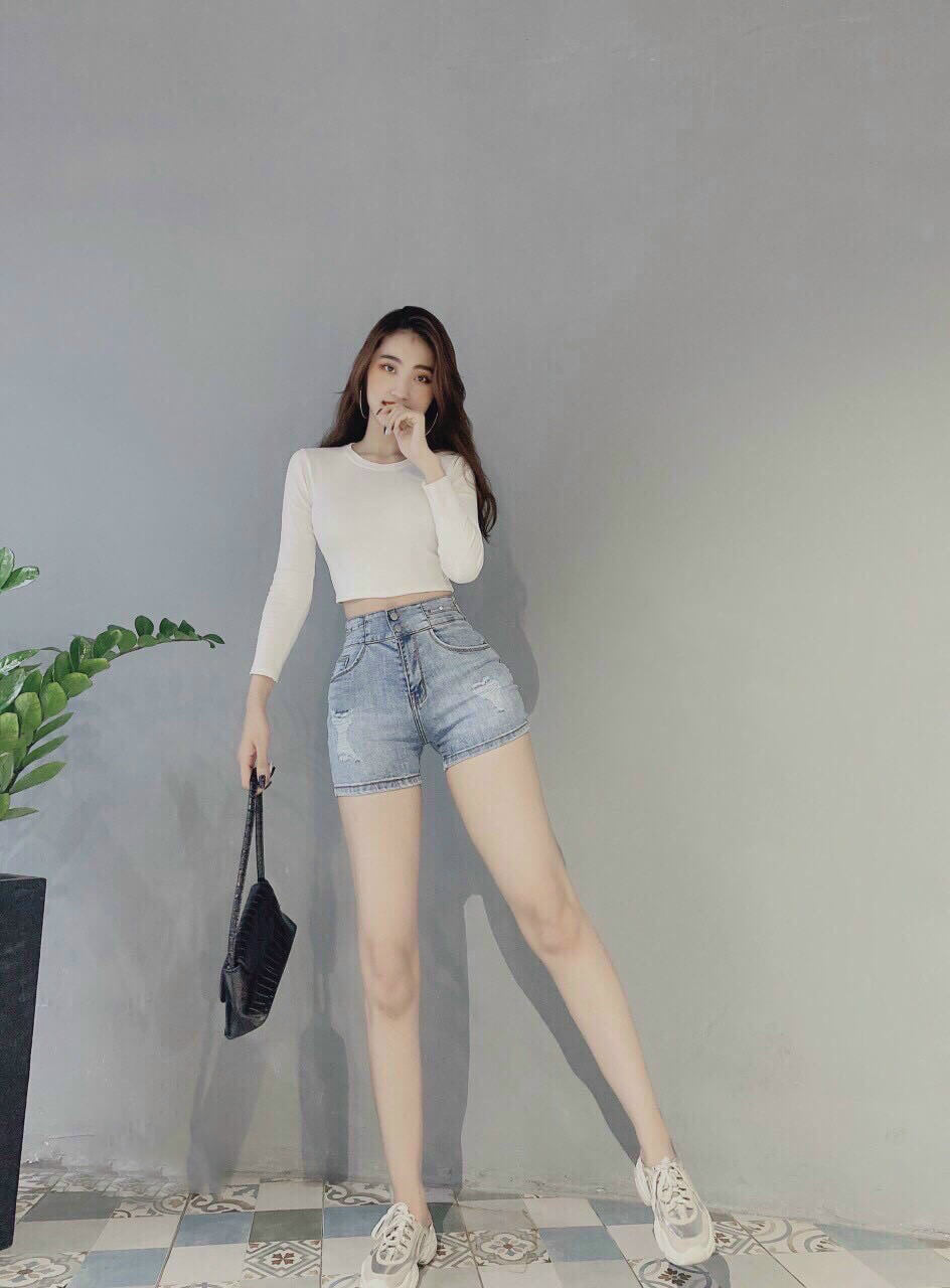 Cách phối áo thun với quần short jean